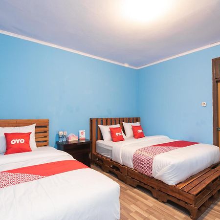 Oyo 1852 Intan Bromo Homestay Pasuruan Buitenkant foto