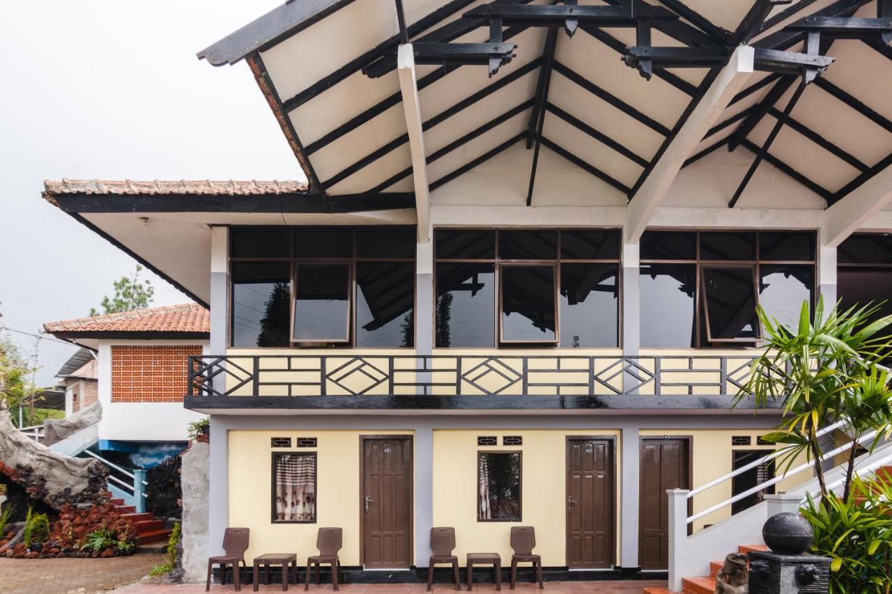 Oyo 1852 Intan Bromo Homestay Pasuruan Buitenkant foto