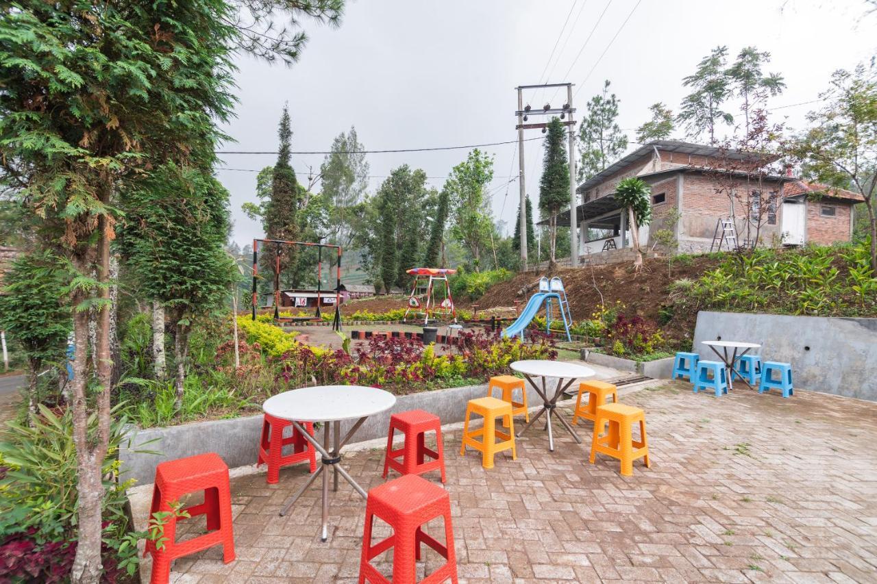 Oyo 1852 Intan Bromo Homestay Pasuruan Buitenkant foto