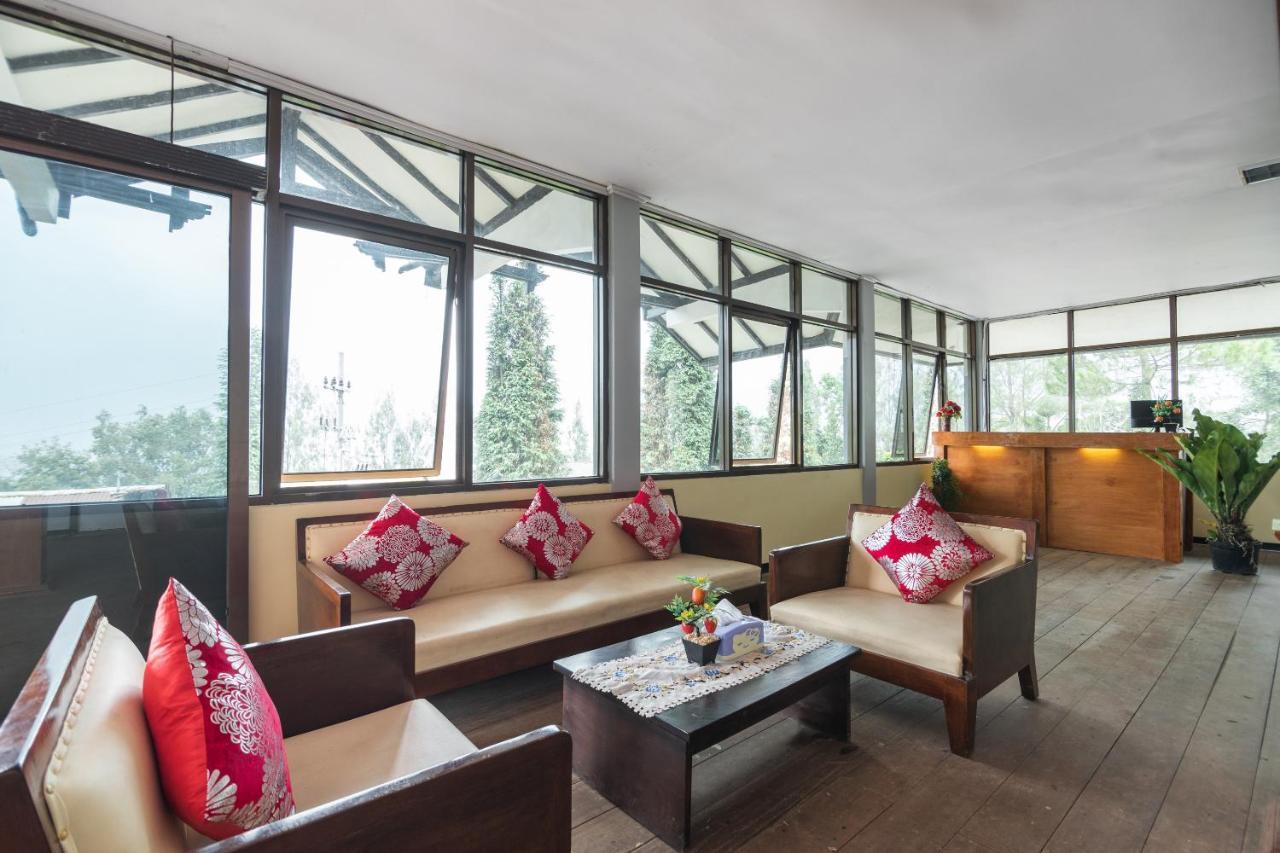 Oyo 1852 Intan Bromo Homestay Pasuruan Buitenkant foto